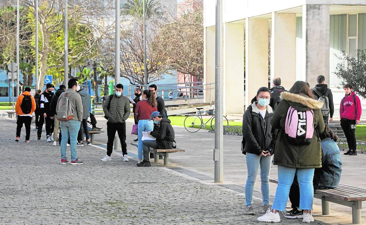 Estudiantes de la Universitat Politècnica de València en el campus de Vera. 