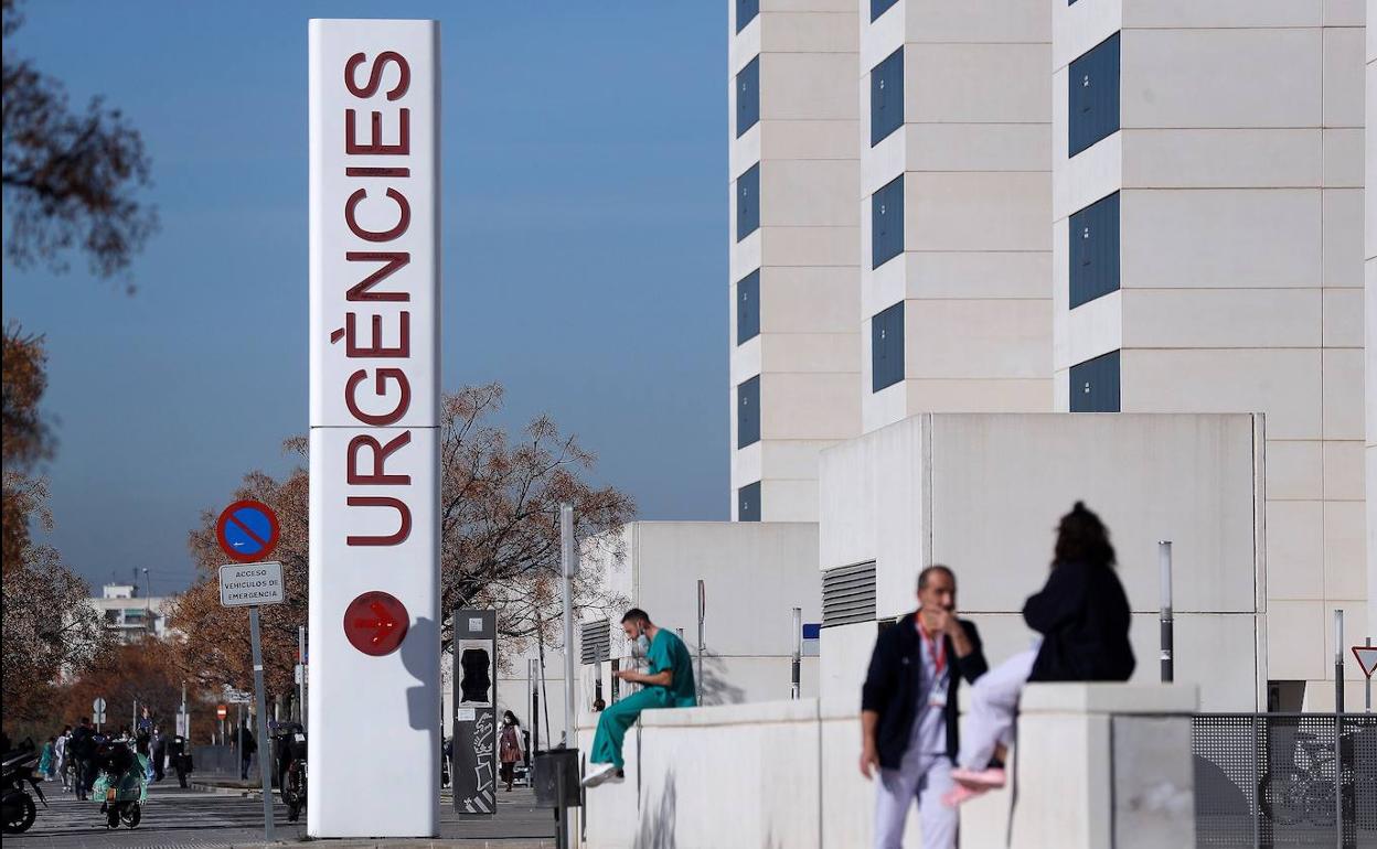 Sanitarios en las urgencias del hospital La Fe.