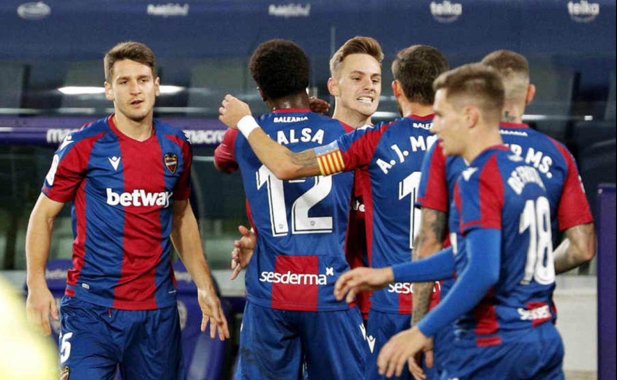 Los jugadores del Levante celebran un gol.