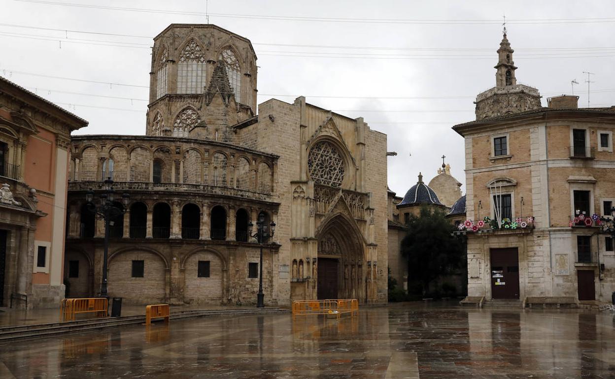 La plaza de la Virgen de Valencia el pasado 16 de marzo de 2020, durante el estado de alarma