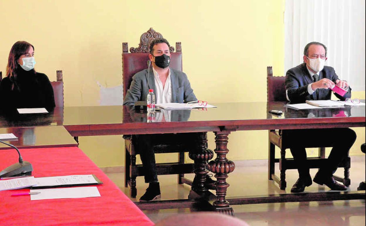 El alcalde de El Verger, en el centro, durante el pleno extraordinario de reprobación celebrado.