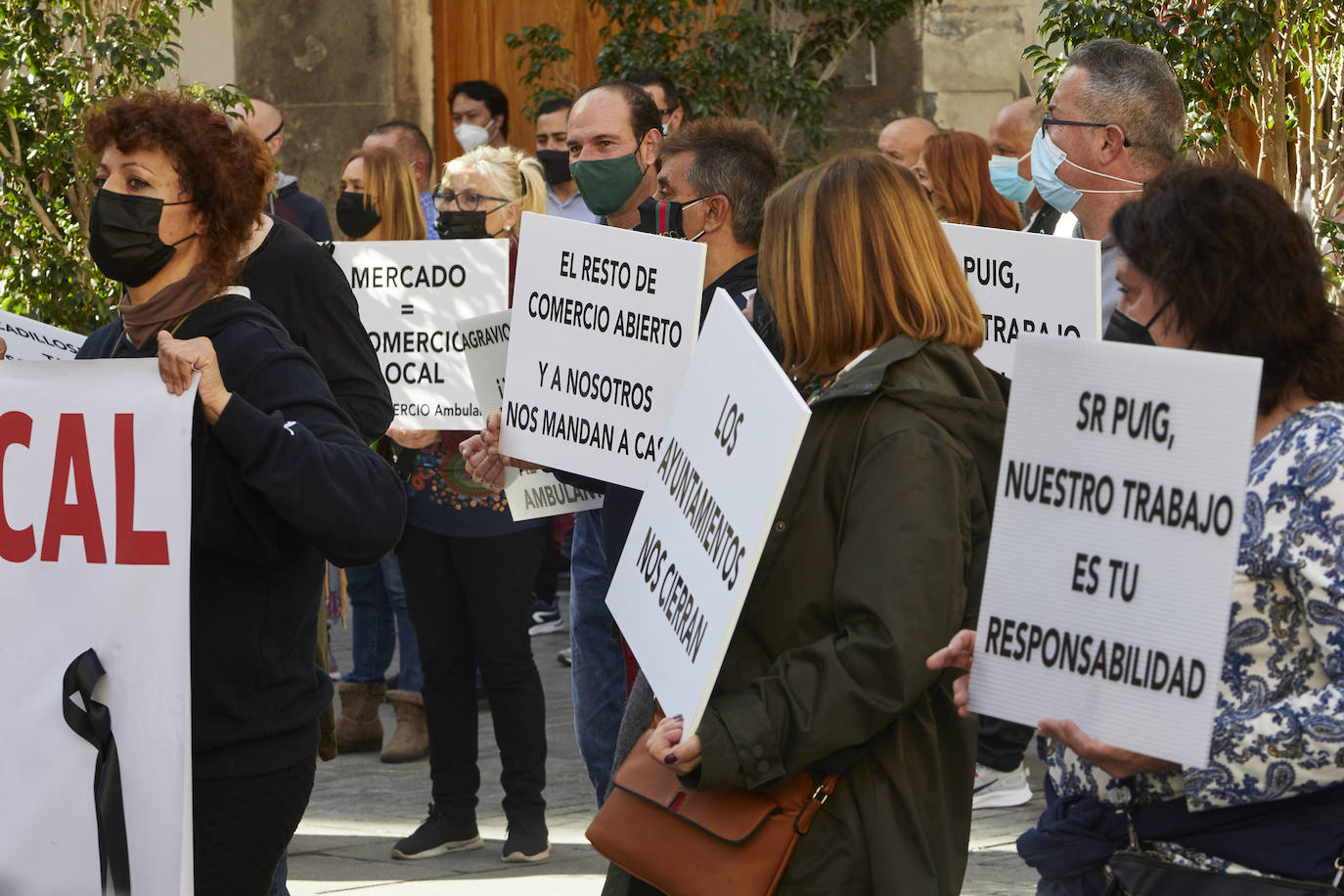 Los vendedores de los mercadillos cargan contra la suspensión de las ventas mientras los hosteleros ven un «insulto» las ayudas de la Generalitat.