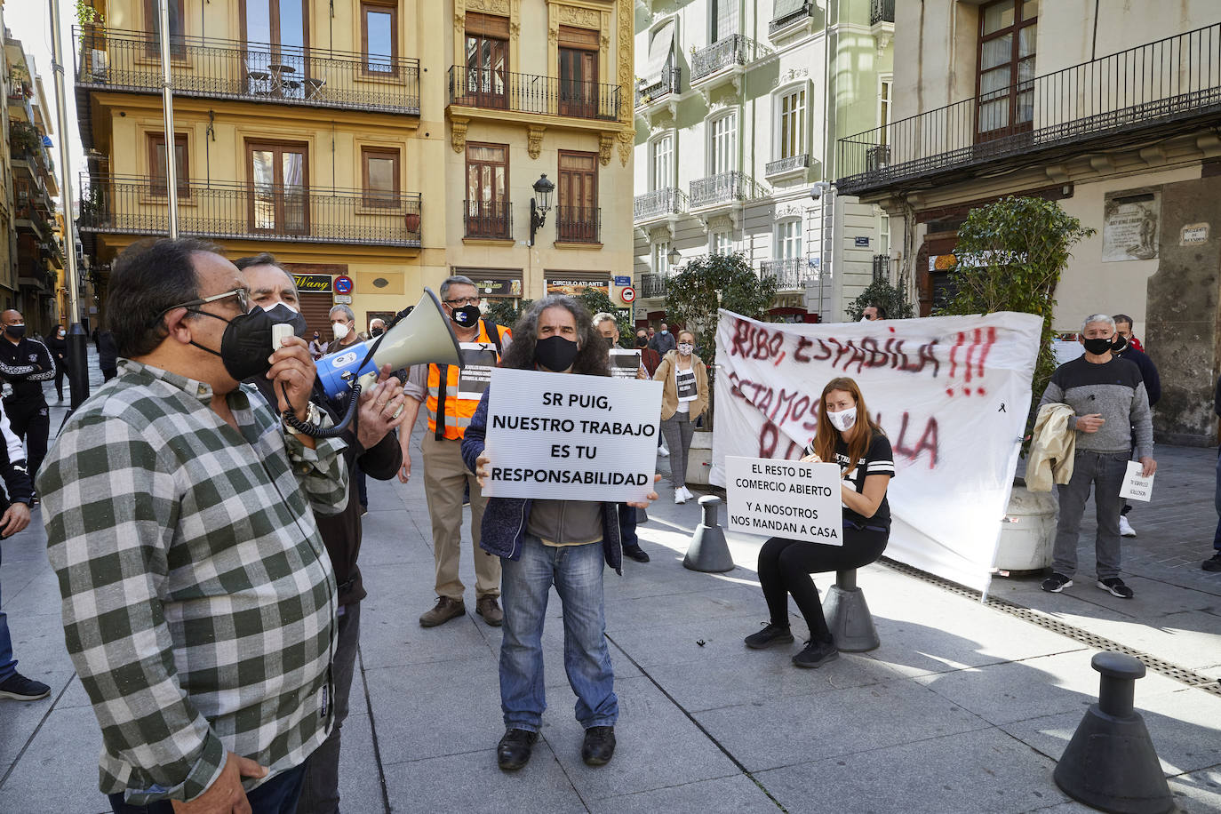 Los vendedores de los mercadillos cargan contra la suspensión de las ventas mientras los hosteleros ven un «insulto» las ayudas de la Generalitat.