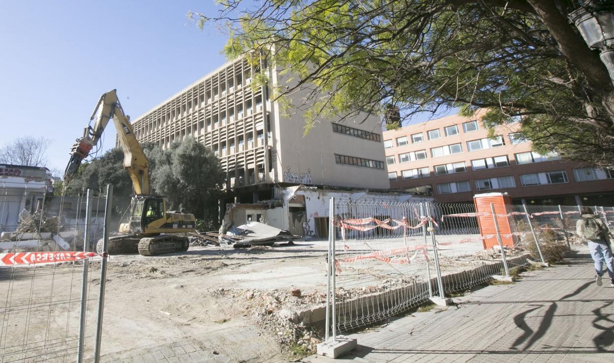 Zona de obras para la ampliación del Hospital Clínico, recayente a la calle Menéndez y Pelayo, ayer. damián torres