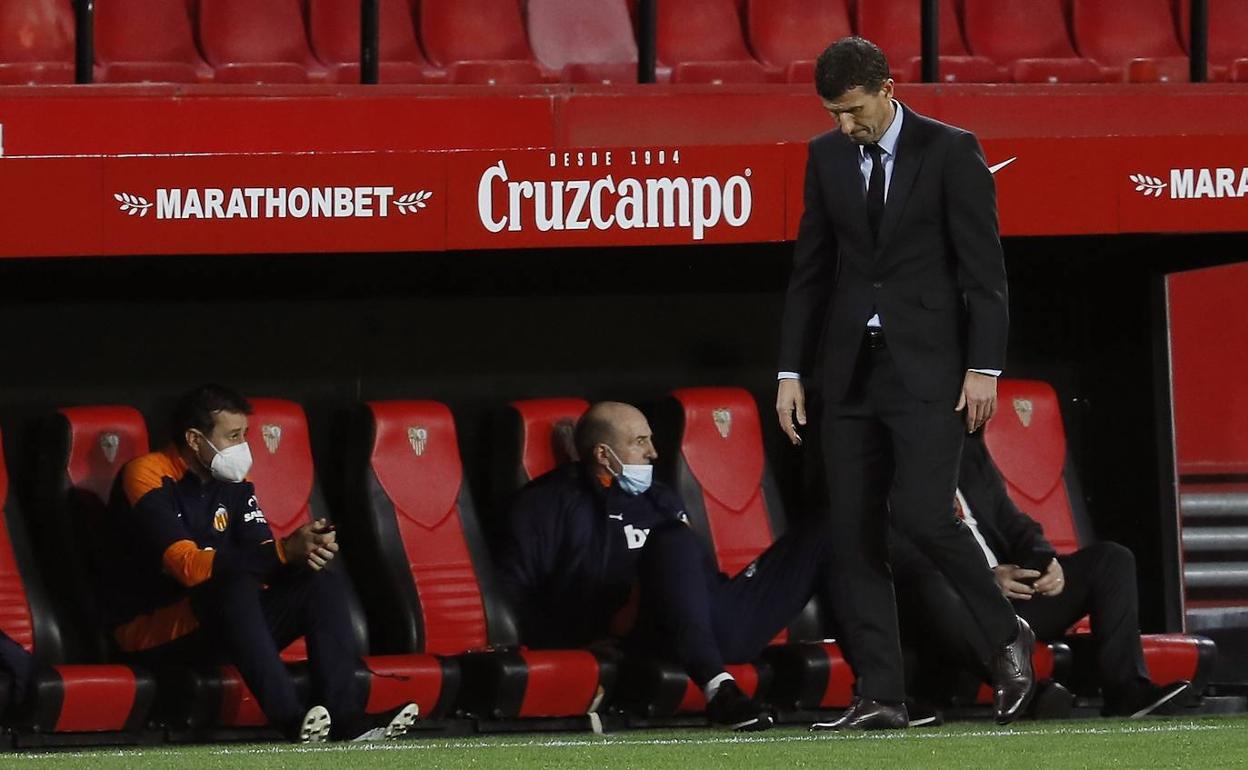 Javi Gracia, cabizbajo en el área técnica del Sánchez Pizjuán. 