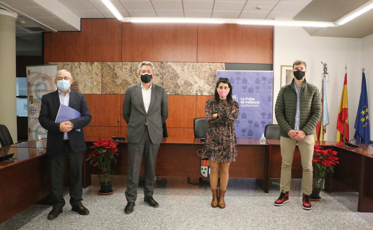 Josep Mria Cataluña, Vicent García, Iris Marco y Puchol II, tras la firma del convenio. 