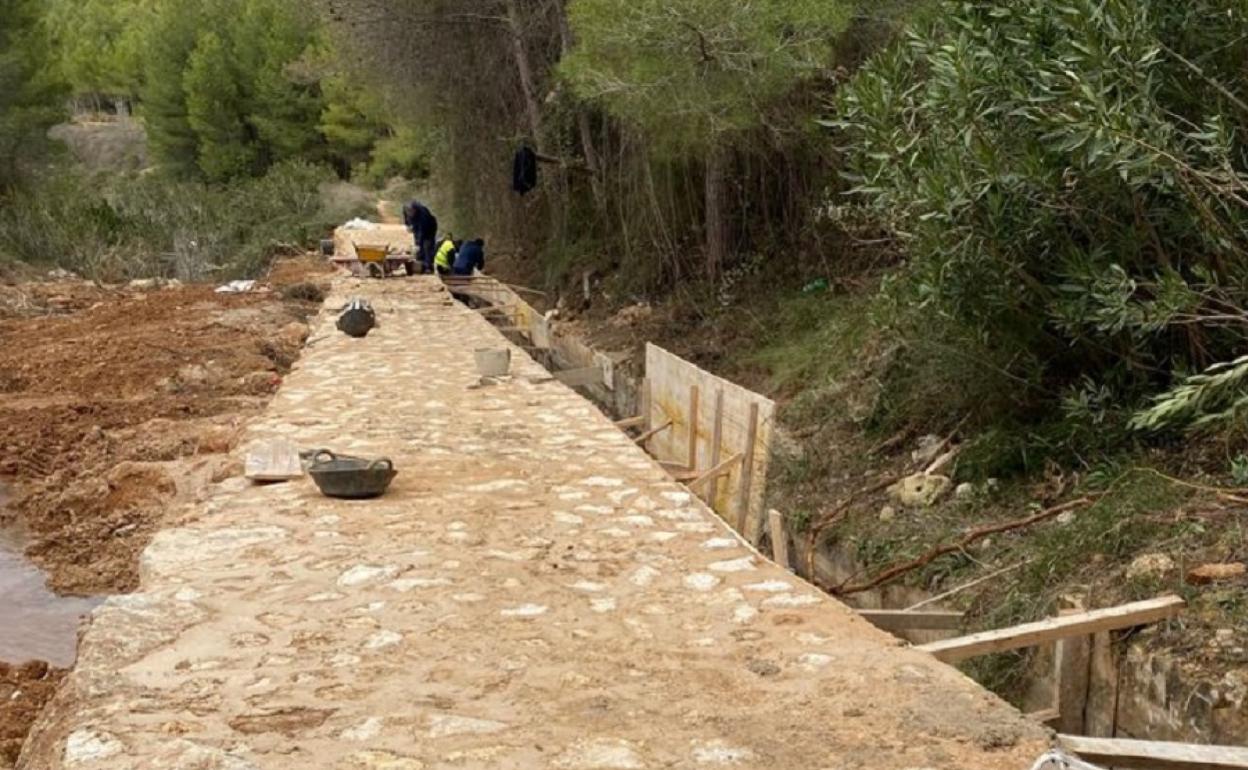 Reparación de los daños ocasionados por el temporal en la acequia. 