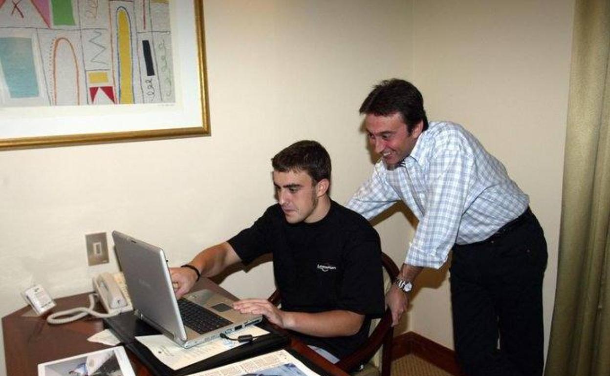 Fernando Alonso, junto a Adrián Campos.