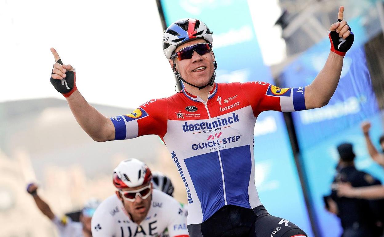 Jakobsen celebra la consecución de una etapa en la edición de la Volta de 2020. 