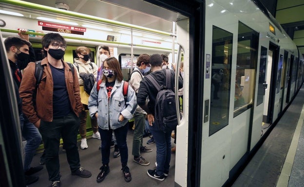 Controles en el metro para «cazar» a los que quieran salir de Valencia