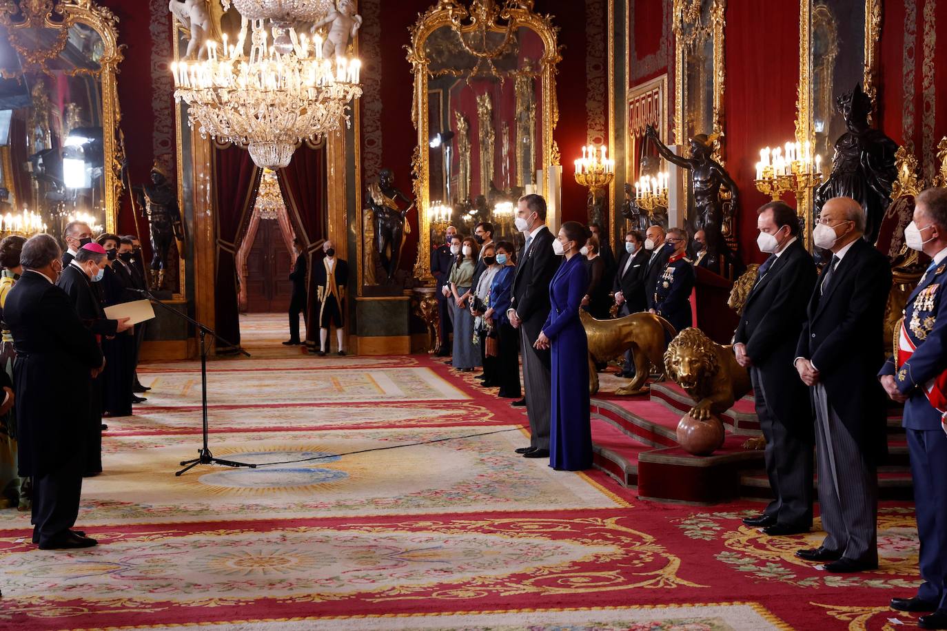 Los Reyes recibieron este jueves, en el Palacio Real, al Cuerpo Diplomático acreditado en España. Un acto solemne para el que la Reina Letizia ha rescatado el espectacular vestido azulón que ya estrenó en la Pascua Militar de 2020