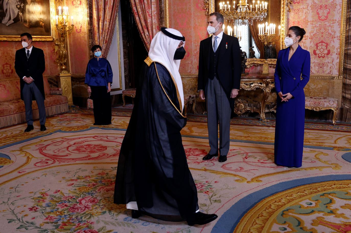 Los Reyes recibieron este jueves, en el Palacio Real, al Cuerpo Diplomático acreditado en España. Un acto solemne para el que la Reina Letizia ha rescatado el espectacular vestido azulón que ya estrenó en la Pascua Militar de 2020