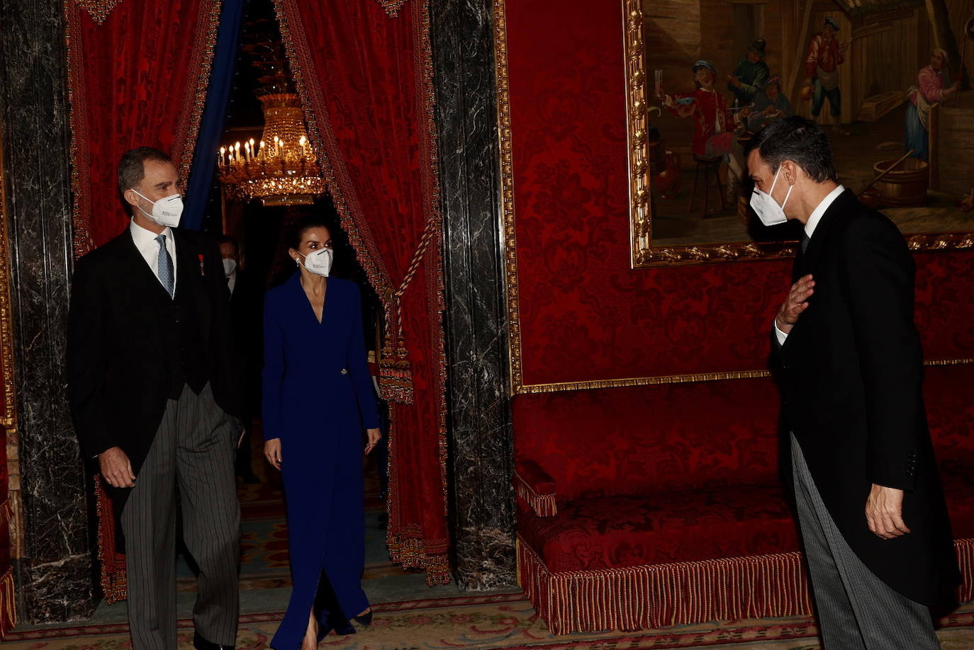 Los Reyes recibieron este jueves, en el Palacio Real, al Cuerpo Diplomático acreditado en España. Un acto solemne para el que la Reina Letizia ha rescatado el espectacular vestido azulón que ya estrenó en la Pascua Militar de 2020