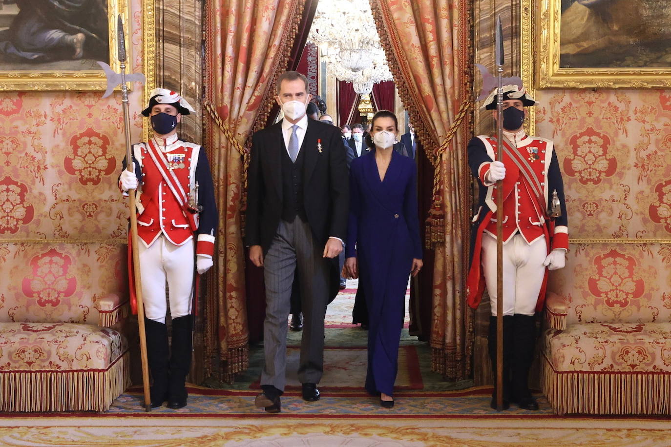 Los Reyes recibieron este jueves, en el Palacio Real, al Cuerpo Diplomático acreditado en España. Un acto solemne para el que la Reina Letizia ha rescatado el espectacular vestido azulón que ya estrenó en la Pascua Militar de 2020