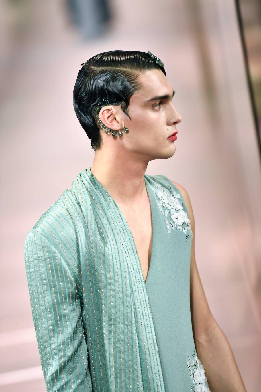 Seis semanas después de su primer encuentro digitalizado, la pasarela parisina reabre sus puertas en un encuentro virtual donde más de 70 marcas presentan hasta el próximo domingo sus propuestas para hombre para la temporada otoño-invierno 2021/2022 en una plataforma de vídeos en línea.