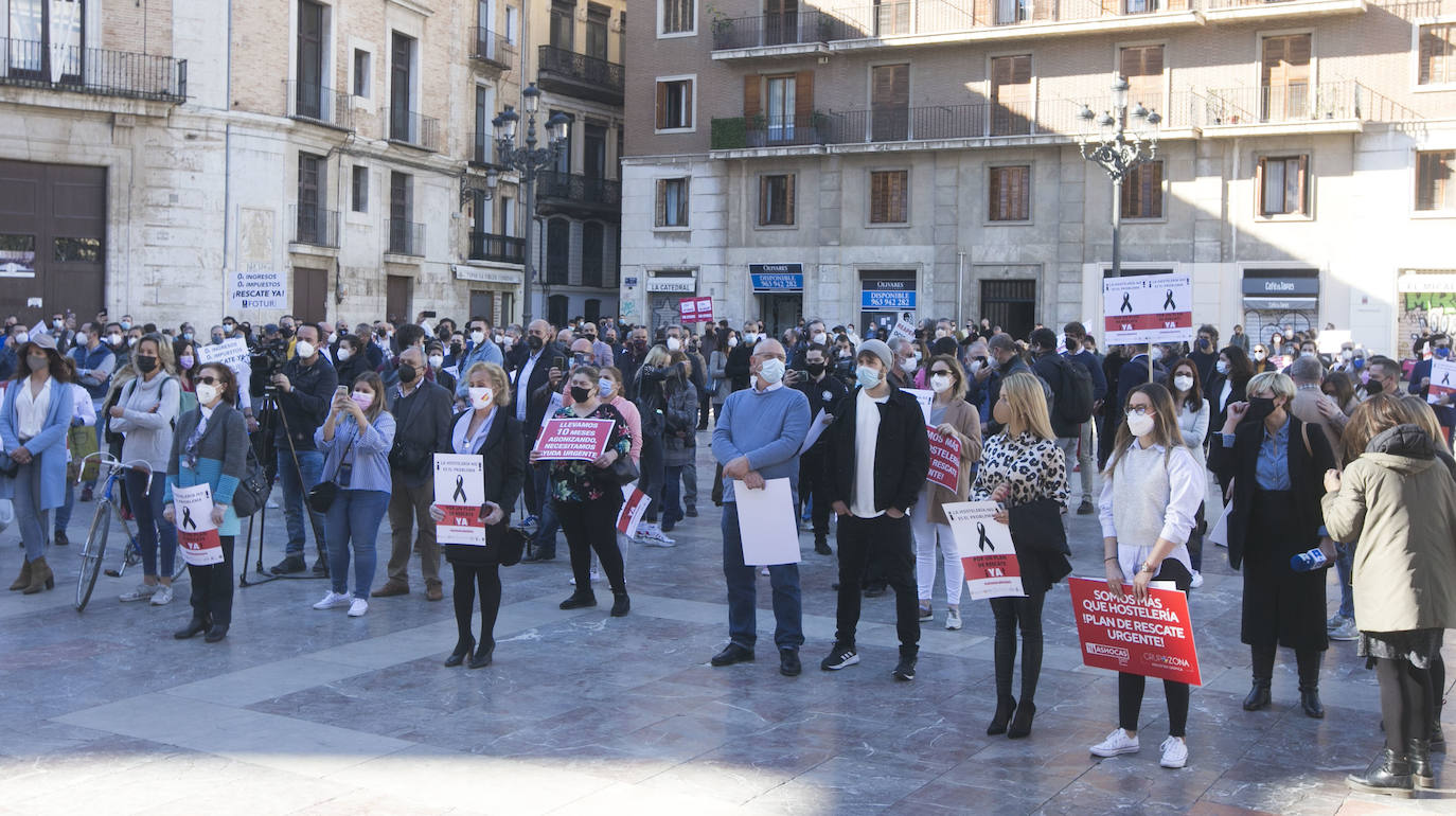 El sector del ocio y la hostelería se manifestó la semana pasada a las puertas del Palau de la Generalitat mientras que más de 1.000 vehículos circularon por la ciudad de Valencia en protesta por el cierre.