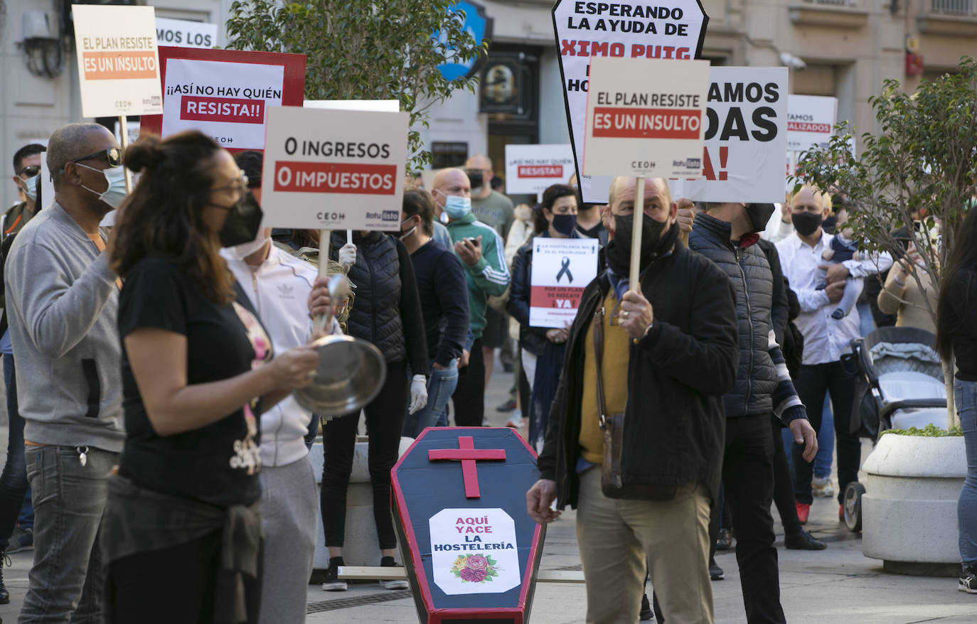 El sector del ocio y la hostelería se manifestó la semana pasada a las puertas del Palau de la Generalitat mientras que más de 1.000 vehículos circularon por la ciudad de Valencia en protesta por el cierre.