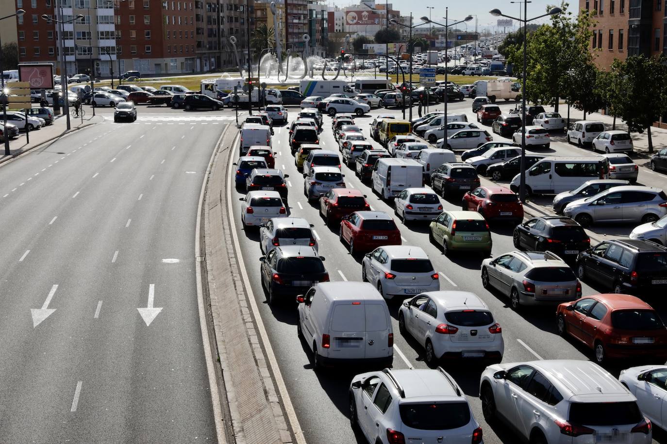 El éxodo masivo de coches atascó las salidas de Valencia durante el primer fin de semana del cierre perimetral de la ciudad.