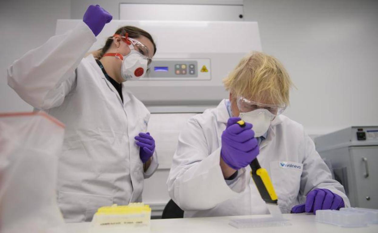 Boris Johnson visita un laboratorio en Escocia. 