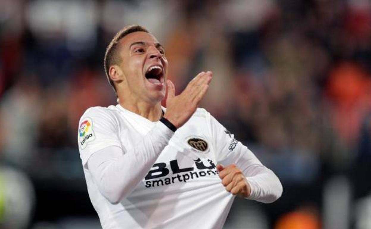 Rodrigo celebra con rabia el gol que supuso el pase a las semifinales de la Copa que ganó el Valencia. 