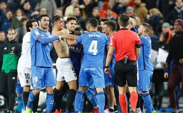 Tangana protagonizada por jugadores y cuerpos técnicos y médicos de ambos equipos. 