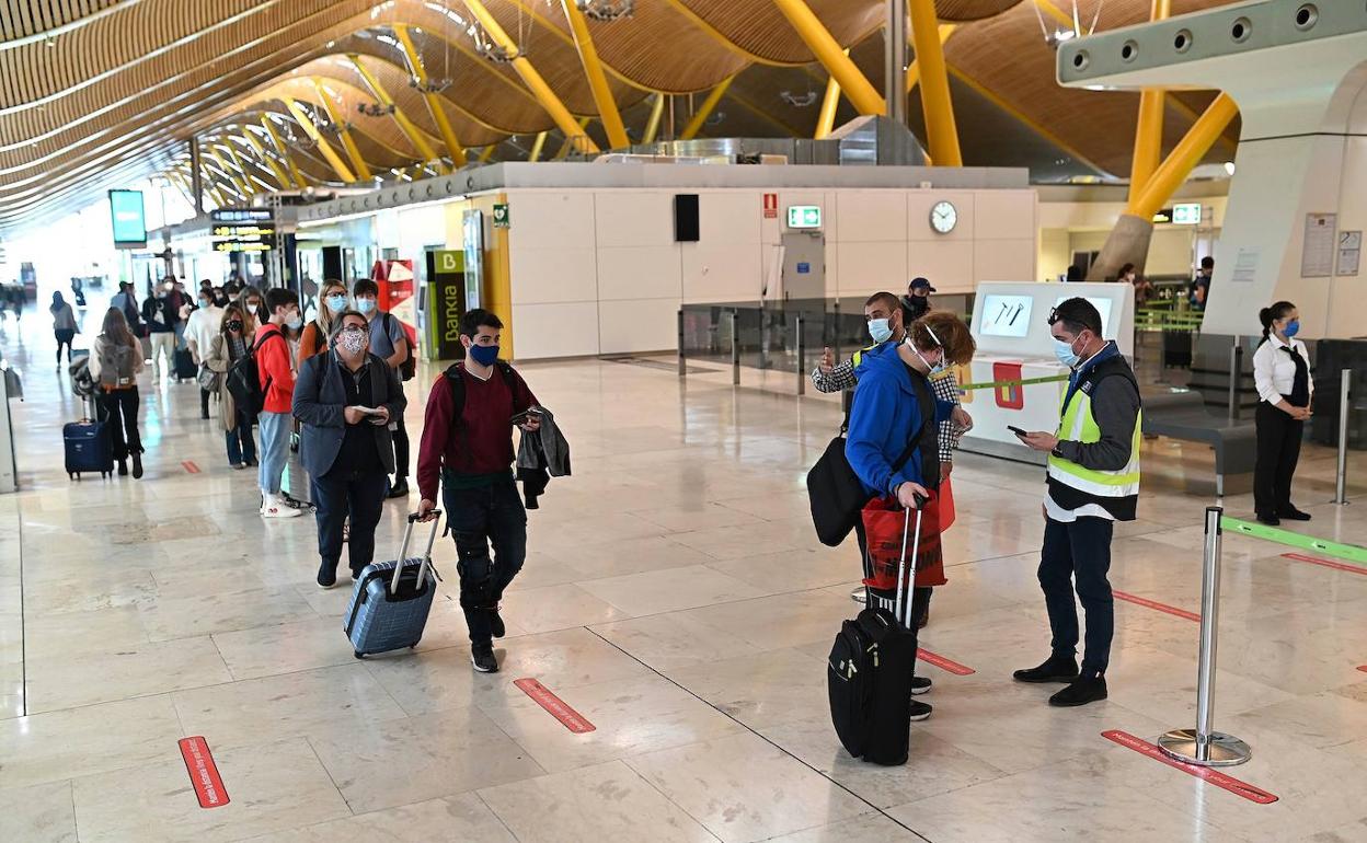 Viajeros en el aeropuerto Madrid-Barajas. 