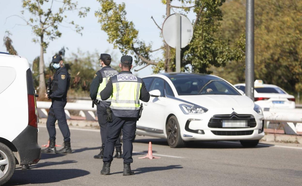 Control policial en una de las entradas de Valencia en el primer día de cierre municipal de fin de semana.