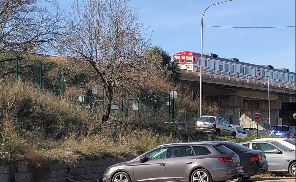 Talud que los vecinos han pedido transformar en un jardín. 