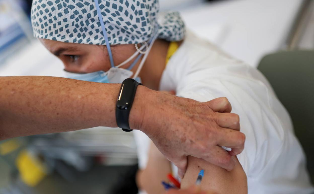 Vacunación de una sanitaria en Barcelona.