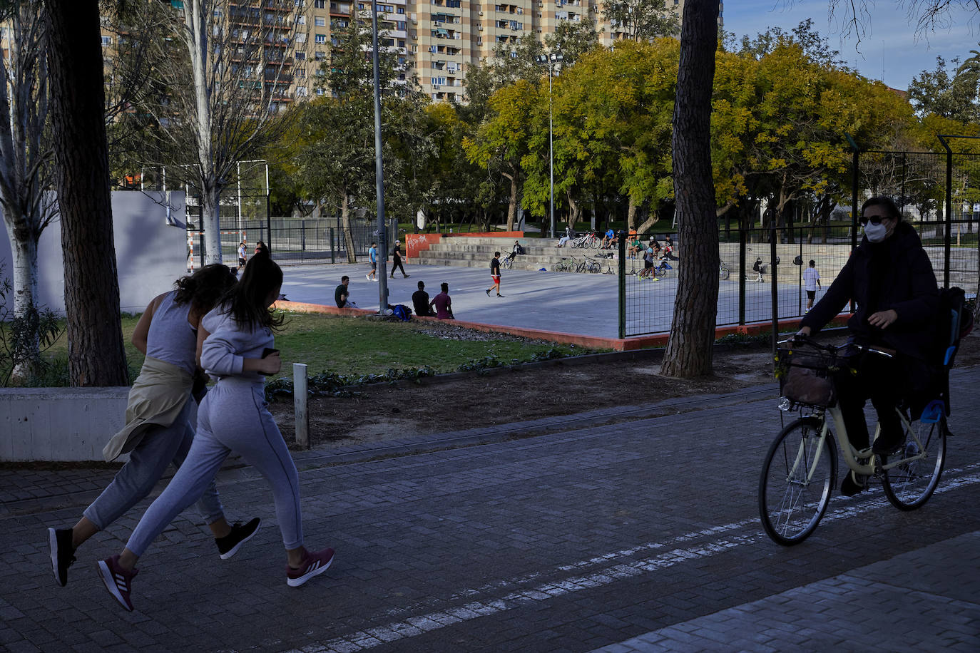 Cientos de personas bajan a diario al viejo cauce tras el cierre de los bares. Comer en el césped, entrenamiento físico o quedar con amigos son las alternativas de recreo en una ciudad sin gimnasios ni restaurantes abiertos. 