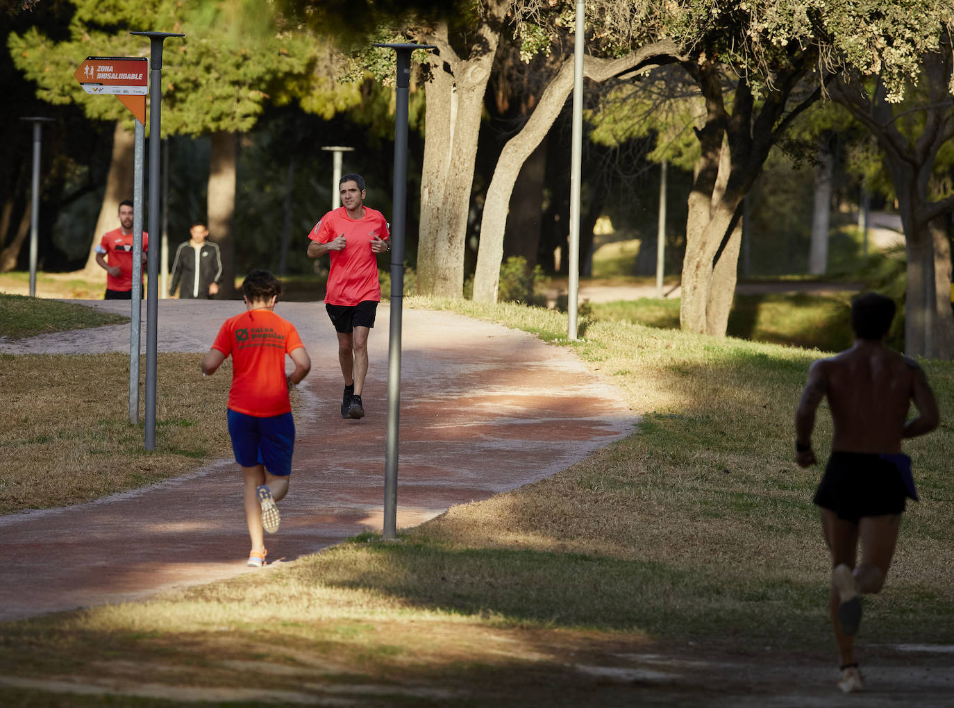 Cientos de personas bajan a diario al viejo cauce tras el cierre de los bares. Comer en el césped, entrenamiento físico o quedar con amigos son las alternativas de recreo en una ciudad sin gimnasios ni restaurantes abiertos. 