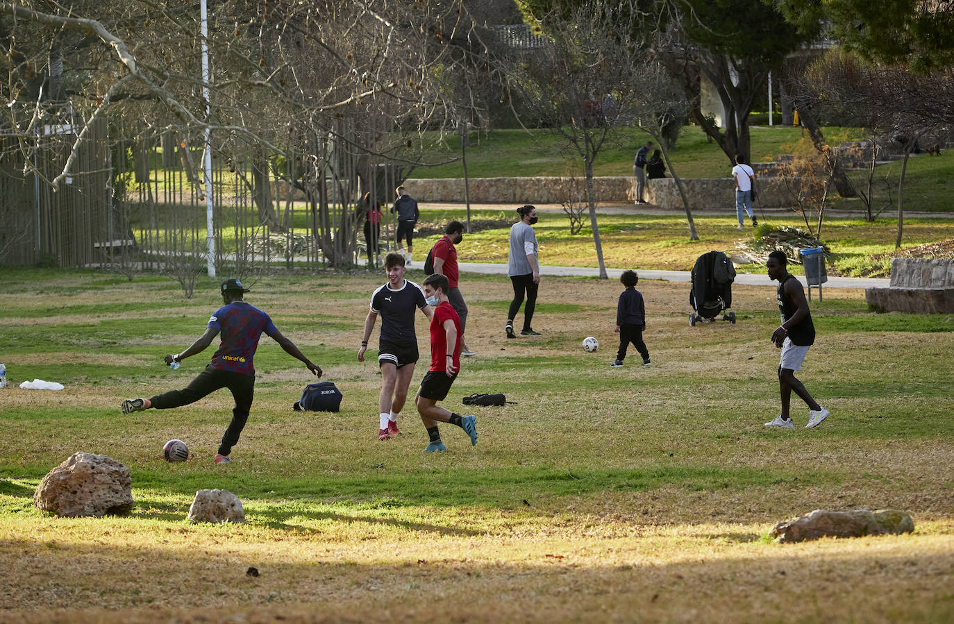 Cientos de personas bajan a diario al viejo cauce tras el cierre de los bares. Comer en el césped, entrenamiento físico o quedar con amigos son las alternativas de recreo en una ciudad sin gimnasios ni restaurantes abiertos.