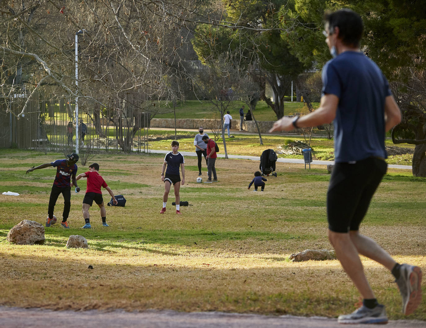 Cientos de personas bajan a diario al viejo cauce tras el cierre de los bares. Comer en el césped, entrenamiento físico o quedar con amigos son las alternativas de recreo en una ciudad sin gimnasios ni restaurantes abiertos. 