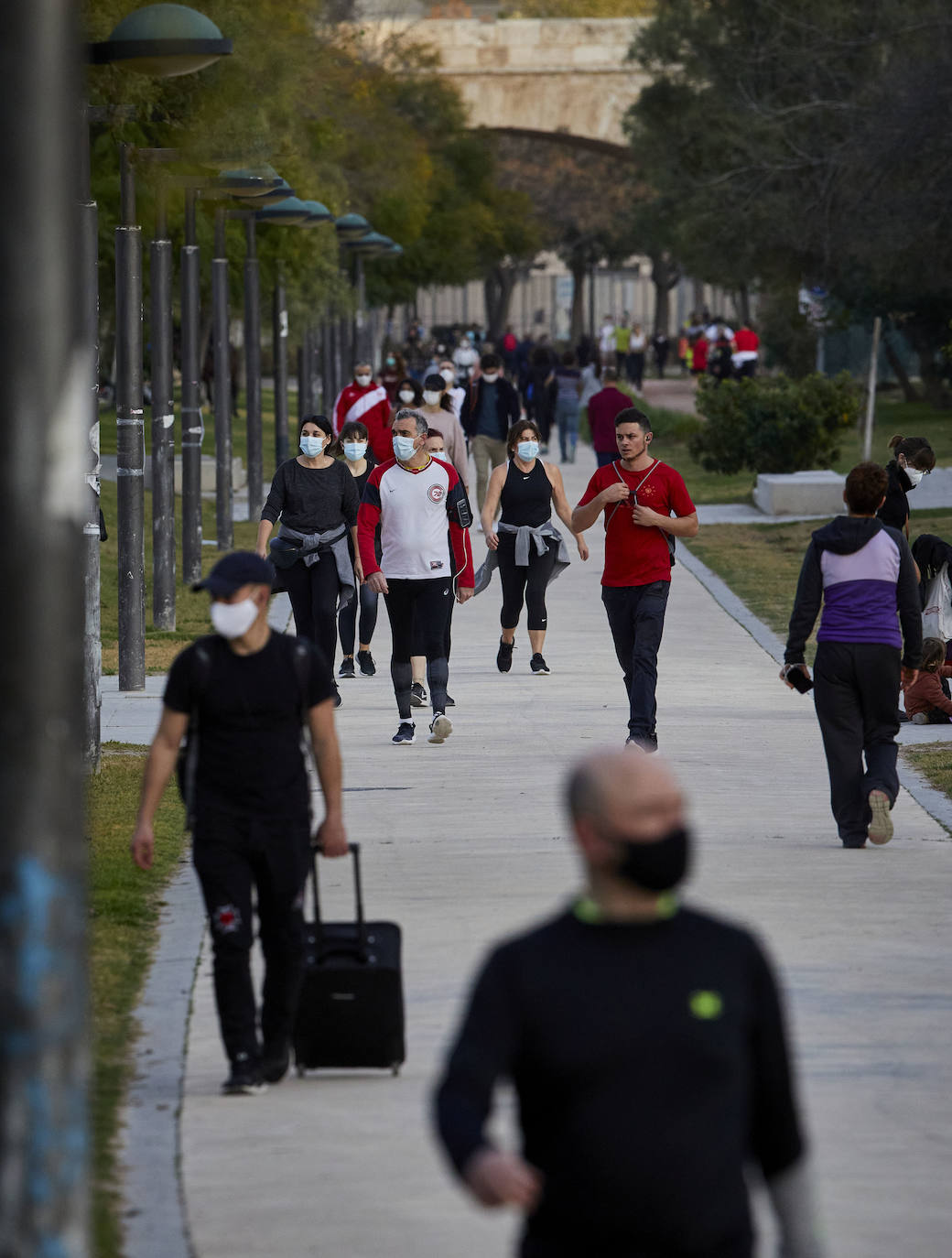 Cientos de personas bajan a diario al viejo cauce tras el cierre de los bares. Comer en el césped, entrenamiento físico o quedar con amigos son las alternativas de recreo en una ciudad sin gimnasios ni restaurantes abiertos.