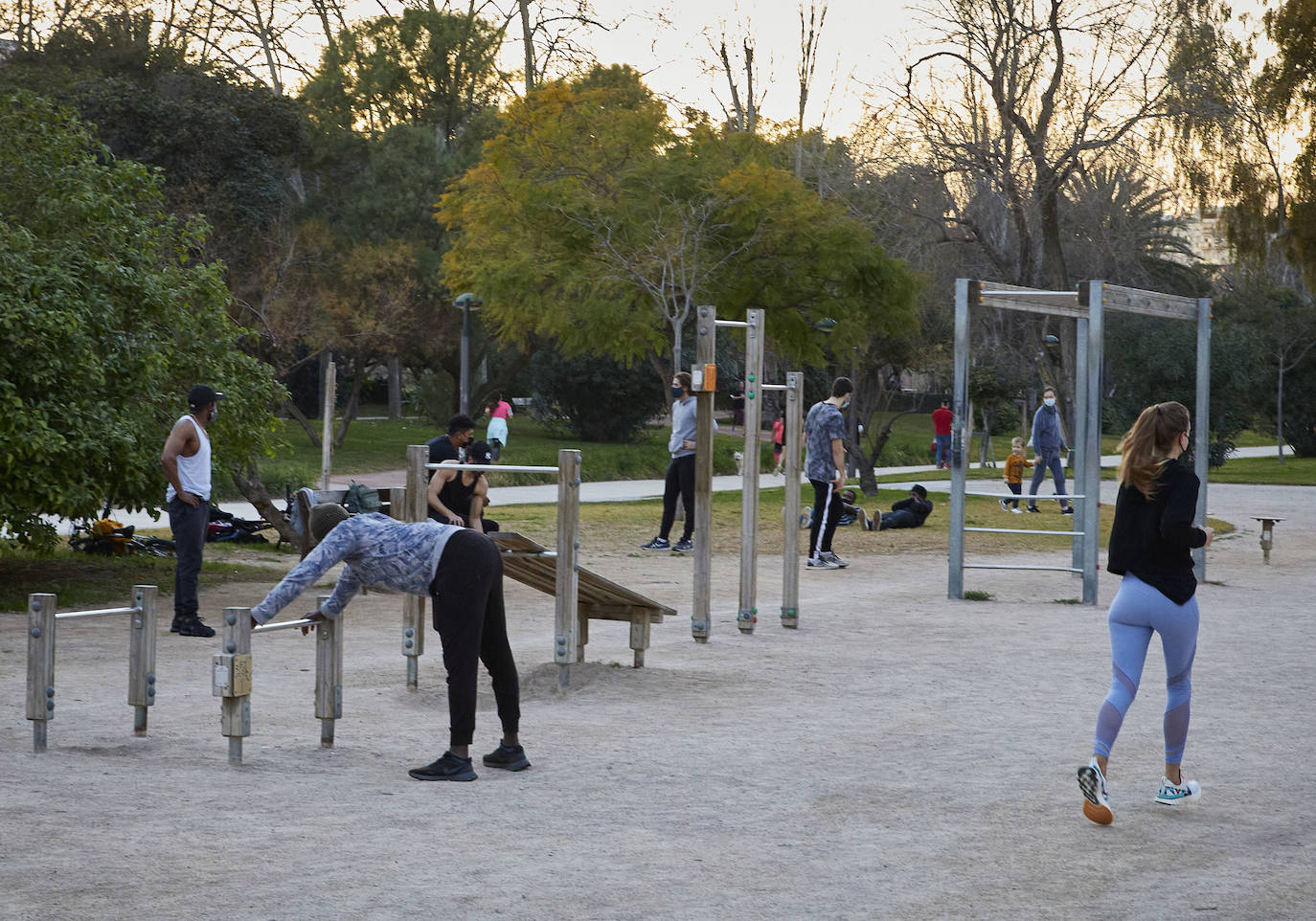 Cientos de personas bajan a diario al viejo cauce tras el cierre de los bares. Comer en el césped, entrenamiento físico o quedar con amigos son las alternativas de recreo en una ciudad sin gimnasios ni restaurantes abiertos. 