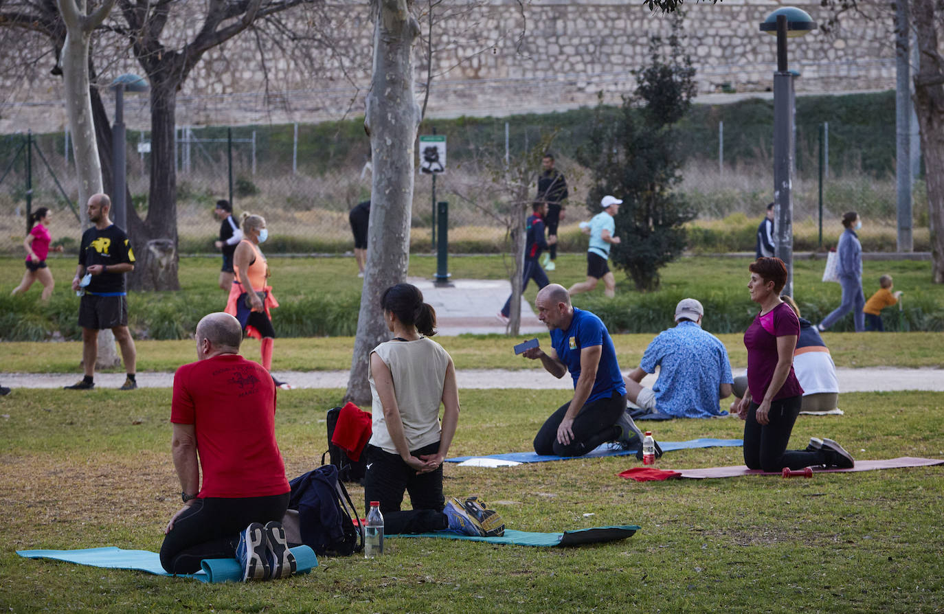 Cientos de personas bajan a diario al viejo cauce tras el cierre de los bares. Comer en el césped, entrenamiento físico o quedar con amigos son las alternativas de recreo en una ciudad sin gimnasios ni restaurantes abiertos. 