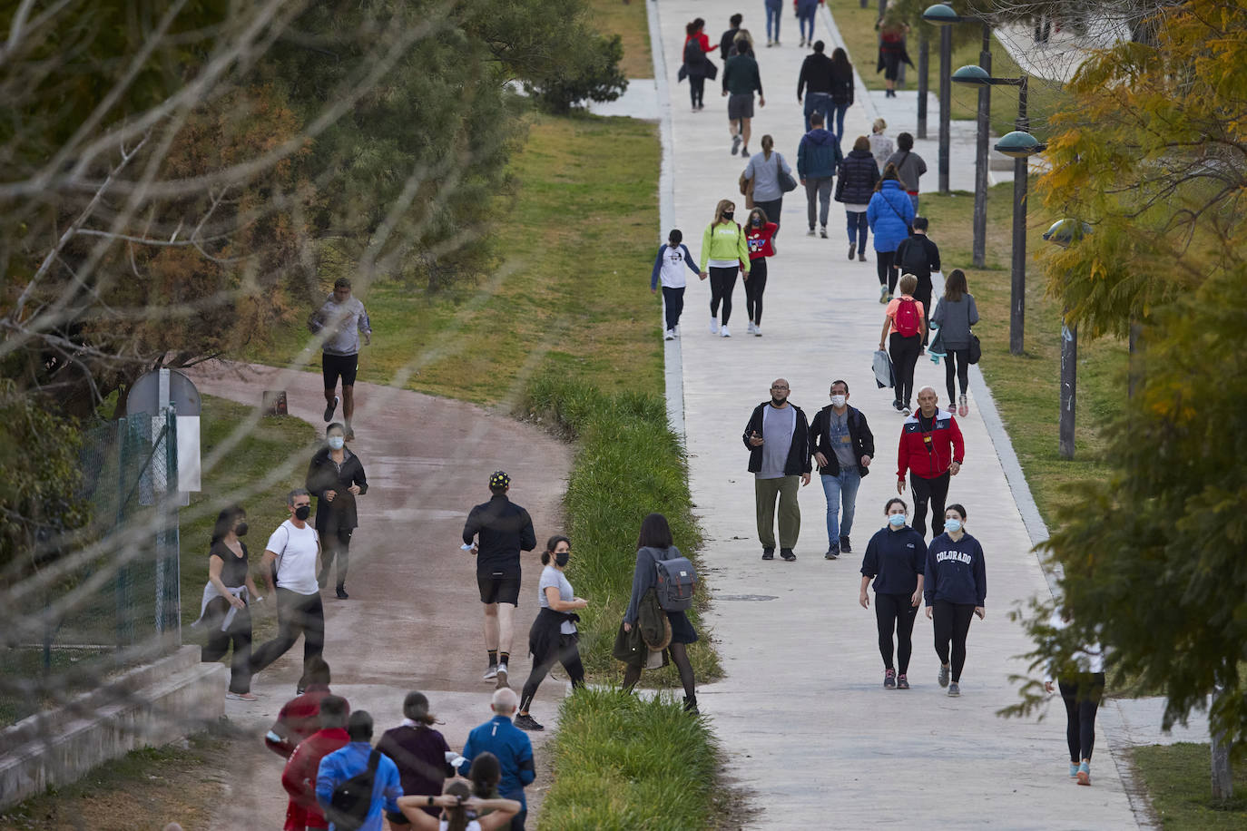 Cientos de personas bajan a diario al viejo cauce tras el cierre de los bares. Comer en el césped, entrenamiento físico o quedar con amigos son las alternativas de recreo en una ciudad sin gimnasios ni restaurantes abiertos. 