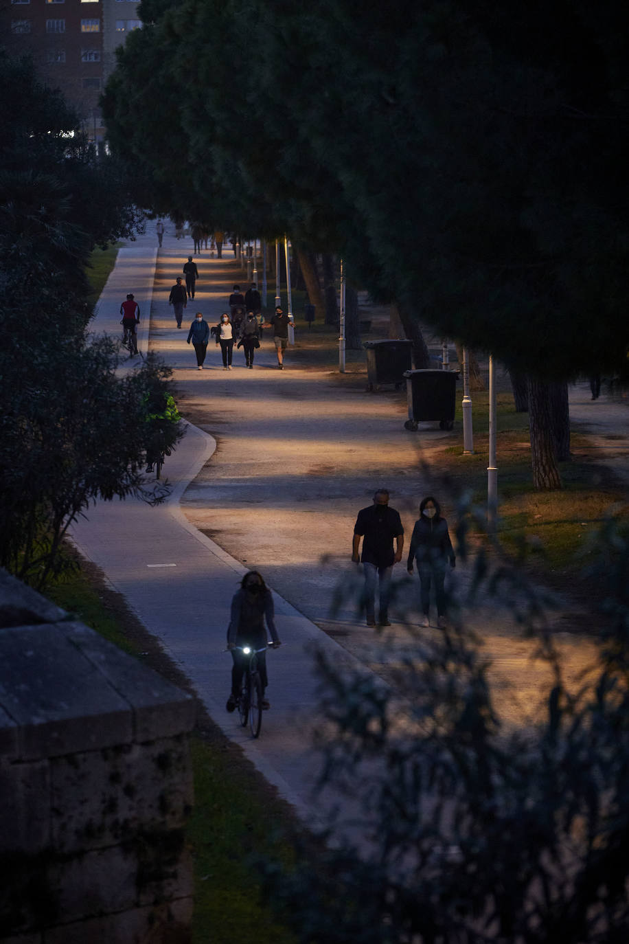 Cientos de personas bajan a diario al viejo cauce tras el cierre de los bares. Comer en el césped, entrenamiento físico o quedar con amigos son las alternativas de recreo en una ciudad sin gimnasios ni restaurantes abiertos. 