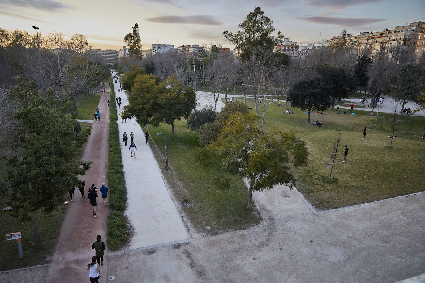 Cientos de personas bajan a diario al viejo cauce tras el cierre de los bares. Comer en el césped, entrenamiento físico o quedar con amigos son las alternativas de recreo en una ciudad sin gimnasios ni restaurantes abiertos. 