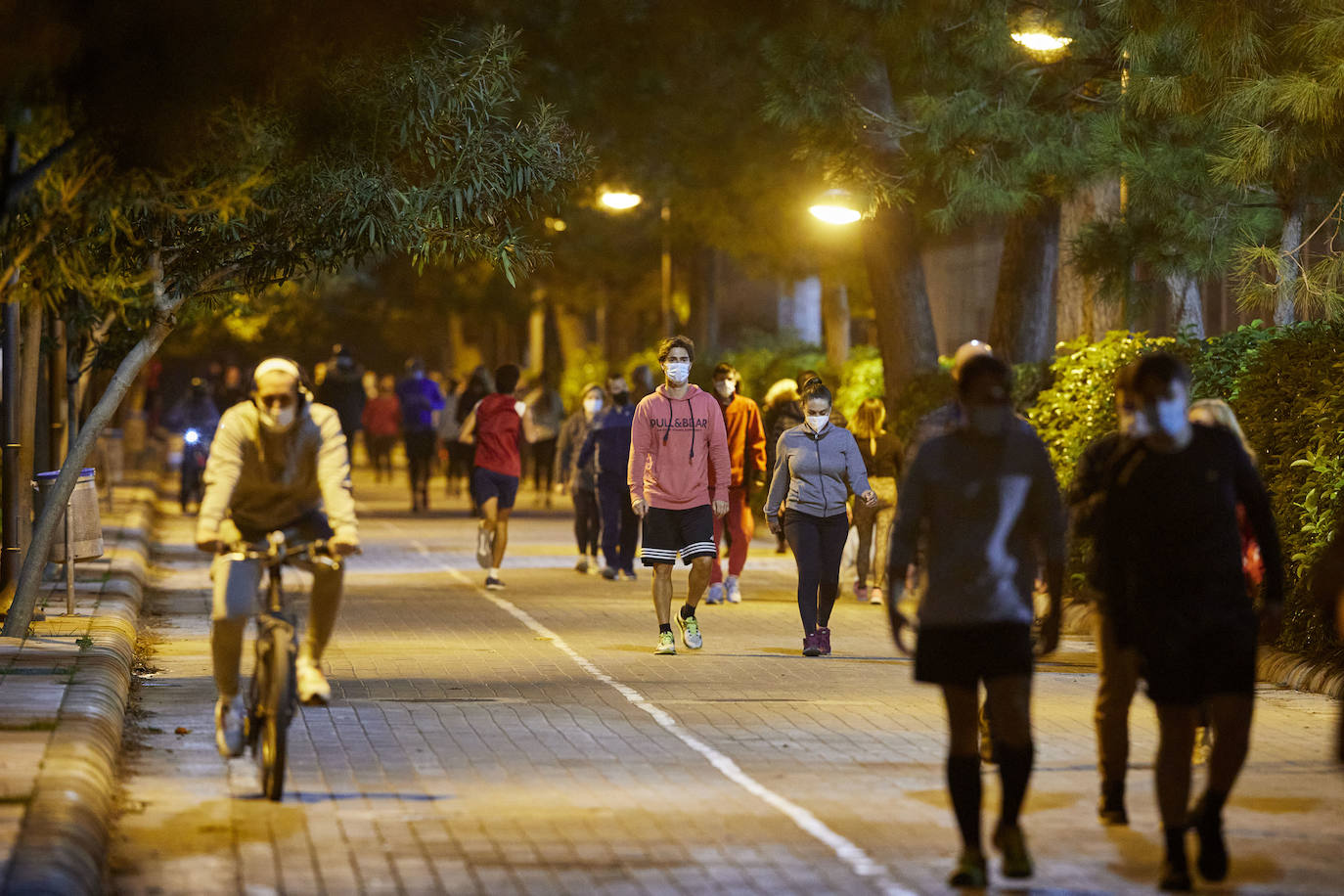 Cientos de personas bajan a diario al viejo cauce tras el cierre de los bares. Comer en el césped, entrenamiento físico o quedar con amigos son las alternativas de recreo en una ciudad sin gimnasios ni restaurantes abiertos. 