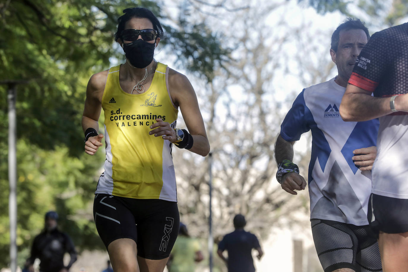 La mascarilla para correr será obligatoria a partir del lunes para hacer deporte al aire libre.