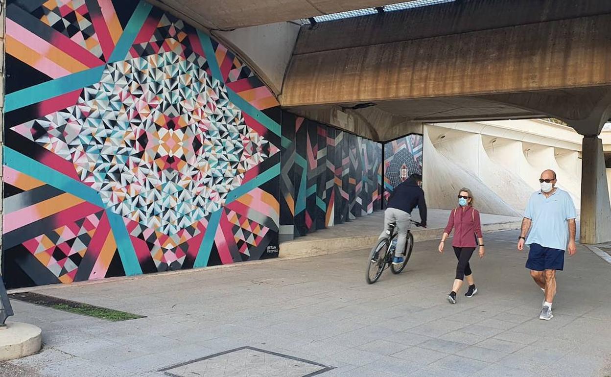 El primer mural pintado en el viejo cauce, debajo del puente 9 d'Octubre. 