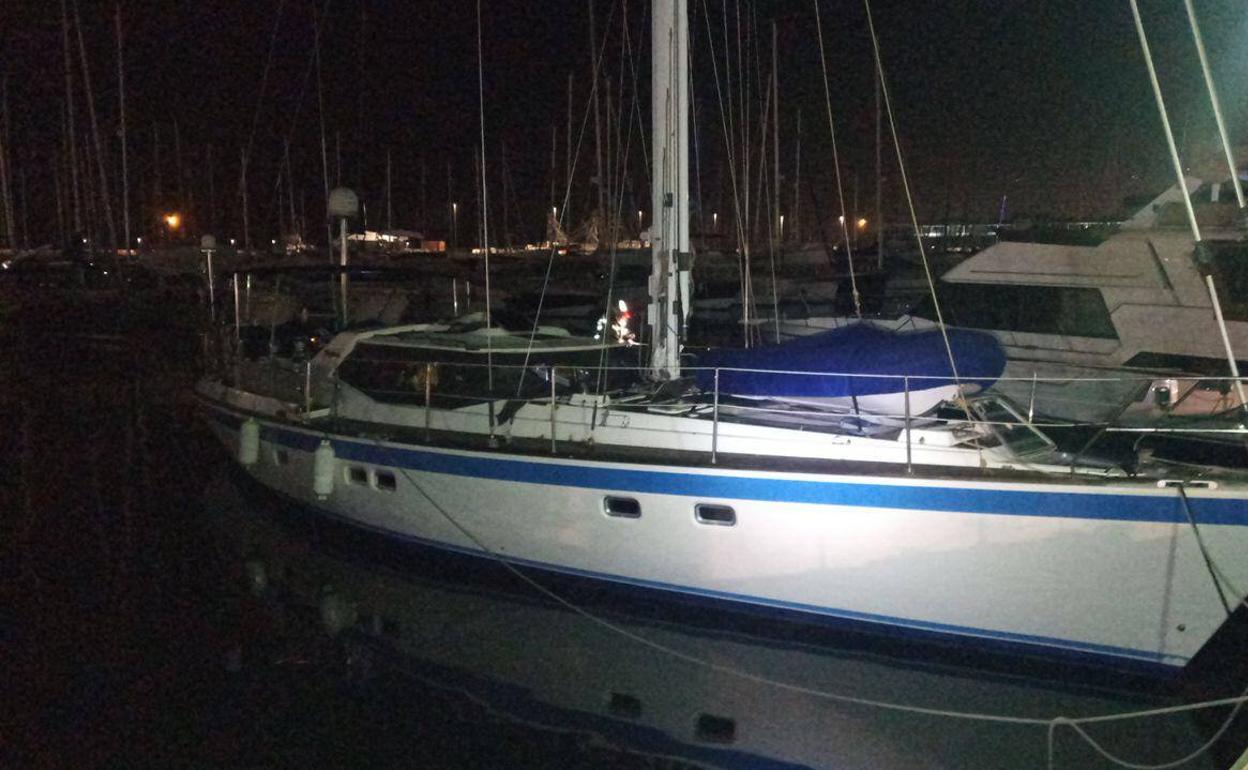 Velero incendiado este viernes en el puerto de Alicante. 