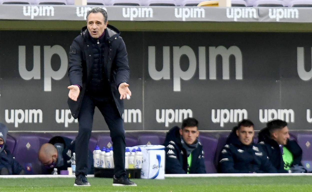 Cesare Prandelli en un partido entre la Fiorentina y el Bologna. 