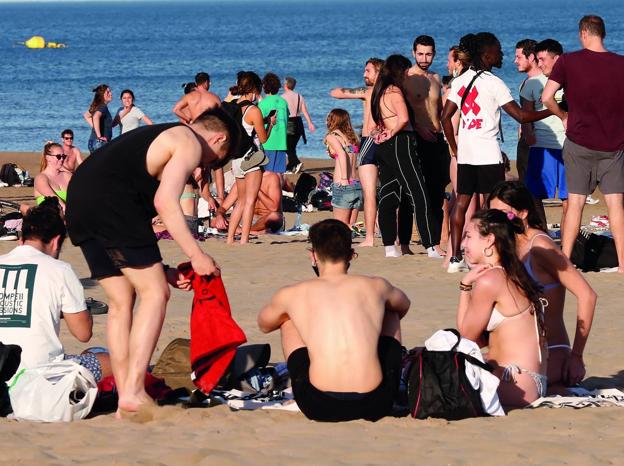 Las playas se llenan mientras el PSPV y Compromís discuten por su clausura