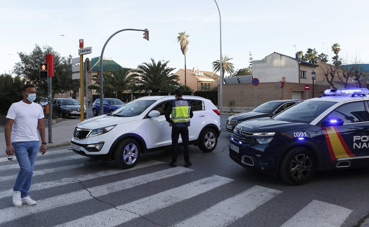 Control policial en el límite de Valencia con Alboraya, en la playa de la Patacona. 