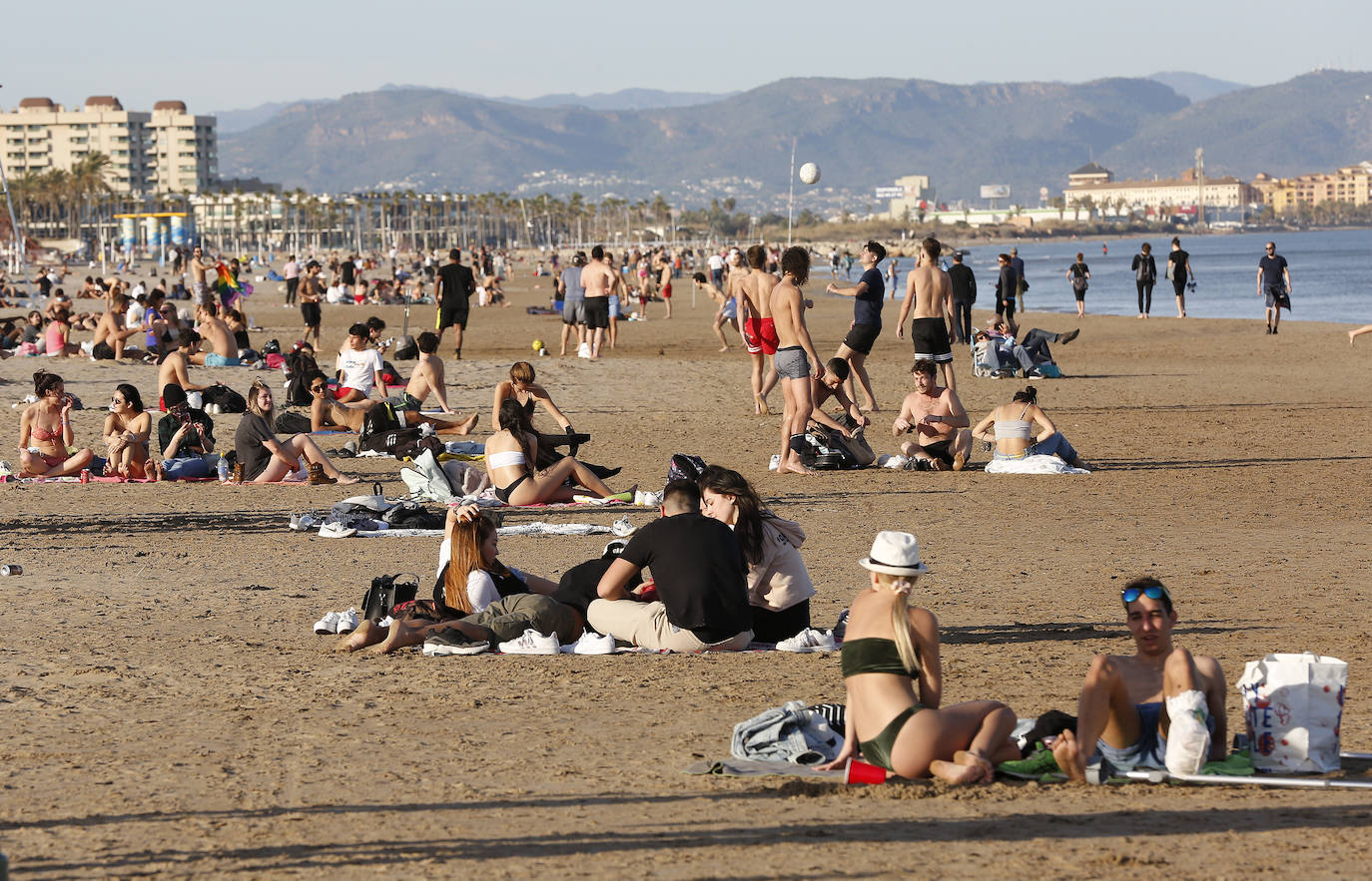 Fotos: Playas llenas en Valencia durante las restricciones