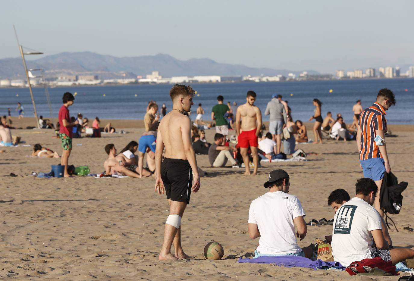 Fotos: Playas llenas en Valencia durante las restricciones