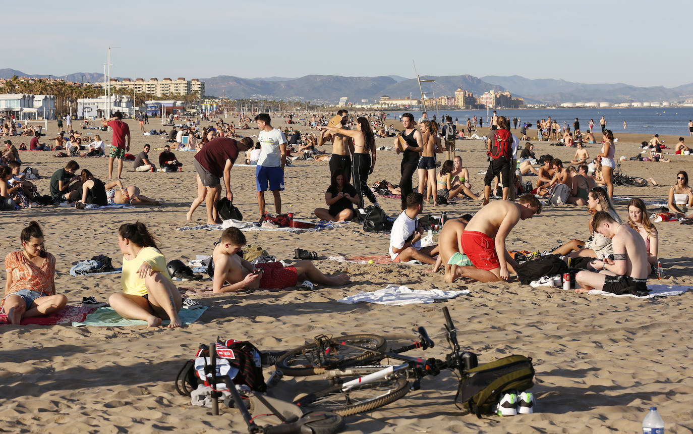 Fotos: Playas llenas en Valencia durante las restricciones