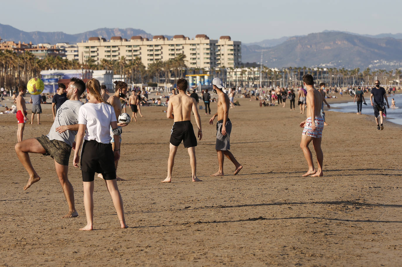 Fotos: Playas llenas en Valencia durante las restricciones